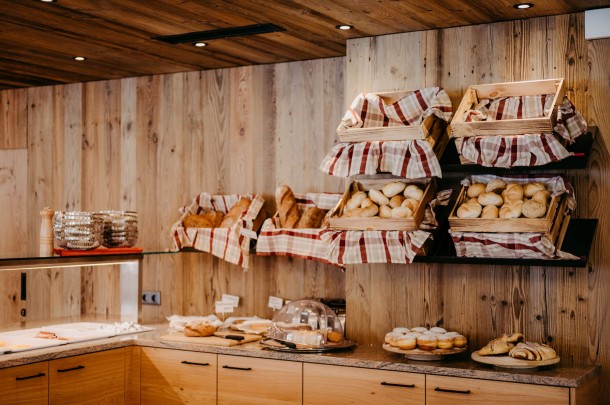 Frühstücksbuffet mit Brotauswahl und hausgemachten Produkten