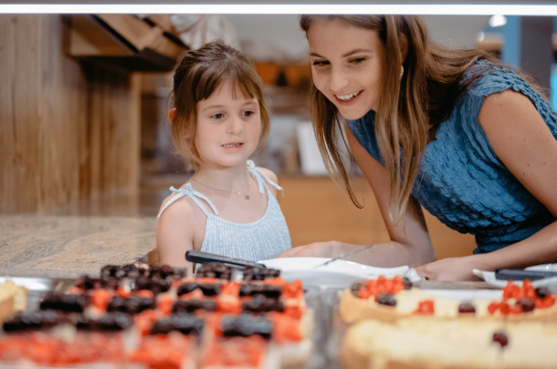 Kind und Mutter genießen gemeinsam frische Kuchenstücke