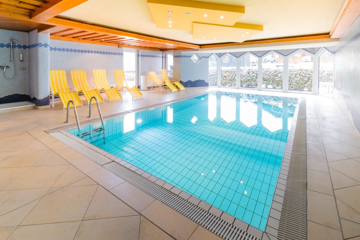 Hallenbad mit Liegemöglichkeit im Hotel Brückenwirt