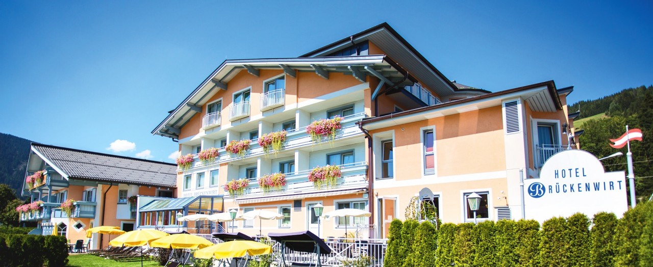 Außenansicht Sommer - Das 3-Sterne Hotel Brückenwirt in Altenmarkt Zauchensee im Salzburger Land