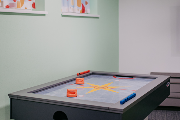 Spiel- und Aufenthaltsraum mit Airhockey f&uuml;r Kinder im Hotel Br&uuml;ckenwirt