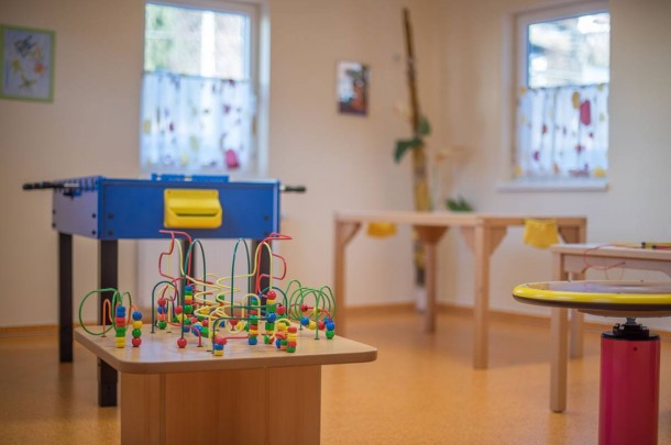 Verschiedene Spielgeräte im Spiel- und Aufenthaltsraum