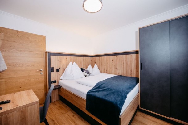 Gem&uuml;tliches Doppelbett Budgetzimmer Altenmarkt