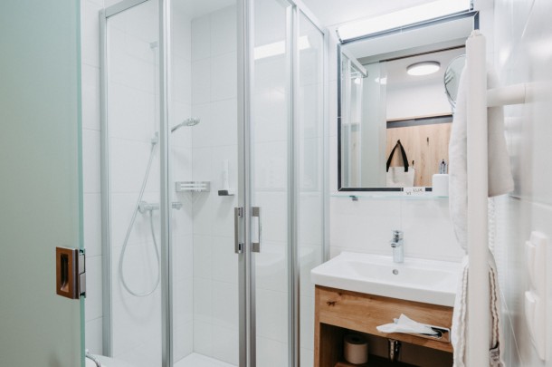 Komfortables modernes Badezimmer