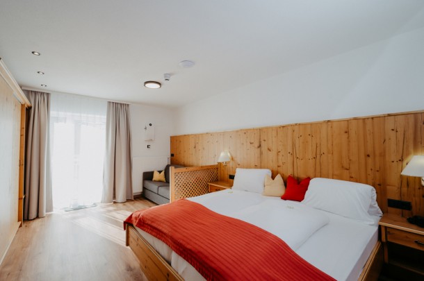 Gem&uuml;tliches Doppelbett in moderner Holzoptik